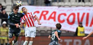 Zawodnik Cracovii Gustav Henriksson oraz Michał Głogowski i Maksym Khlan z Lechii Gdańsk podczas meczu piłkarskiej Ekstraklasy (fot. PAP)