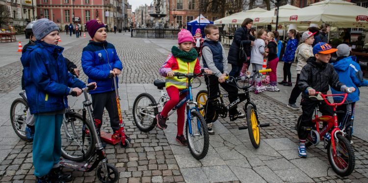 Kampania Rowerowy Maj zachęca dzieci, by do szkoły czy przedszkola przyjeżdżały na rowerach, hulajnogach, rolkach czy deskorolkach (fot. KFP/Mateusz Ochocki)