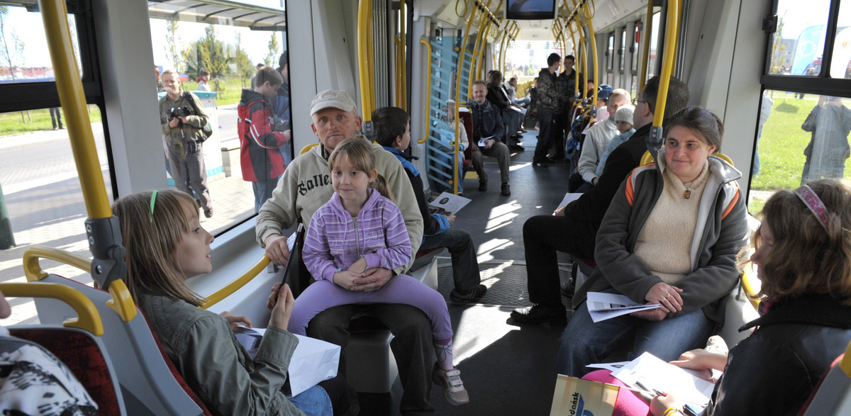 Bilet komunikacji miejskiej na kartę ZTM będzie ważny do końca okresu, na jaki obowiązuje (fot. KFP/Maciej Kosycarz)