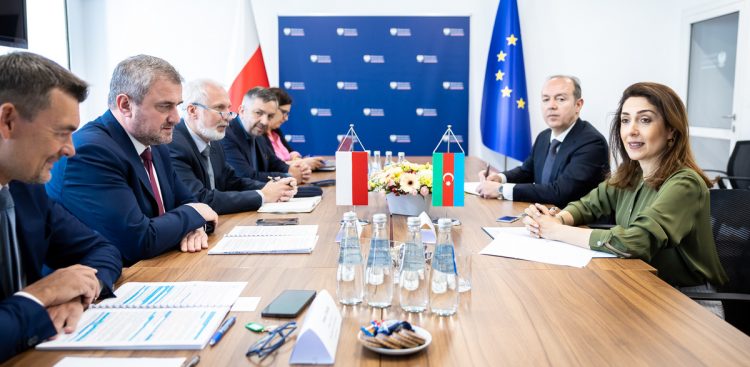 Wiceminister infrastruktury Stanisław Bukowiec spotkał się z ambasador Azerbejdżanu Nargiz Gurbanova (fot. Facebook/Ministerstwo Infrastruktury)