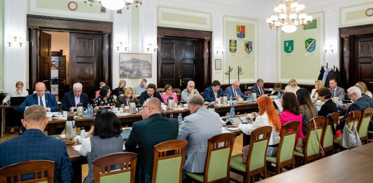 Radni przyjęli uchwałę w sprawie dofinansowania prac przy zabytkach położonych na terenie powiatu wejherowskiego (fot. Facebook/Powiat Wejherowski)