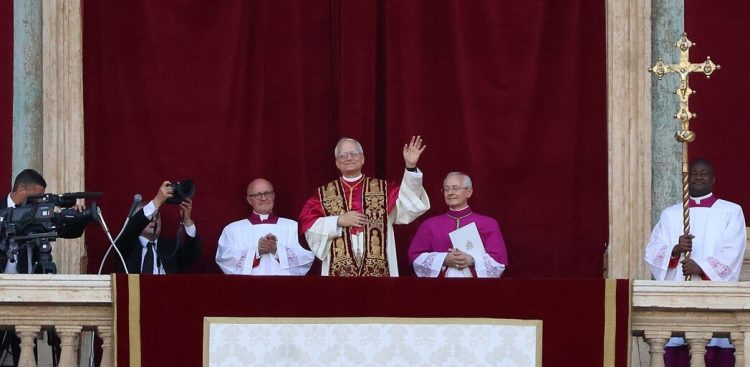 Leon XIV w Loży Błogosławieństw bazyliki św. Piotra (fot. Wikimedia Commons)