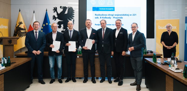 Podpisano umowę na realizację rozbudowy drogi wojewódzkiej nr 221 między Przywidzem a Kolbudami (fot. UMWP/Łukasz Teodorczyk)