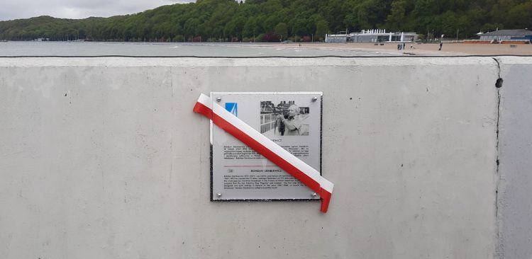 W Gdyni odsłonięto tablicę pamiątkową poświęconą Bohdanowi Sienkiewiczowi (fot. Radio Gdańsk/Marcin Lange)