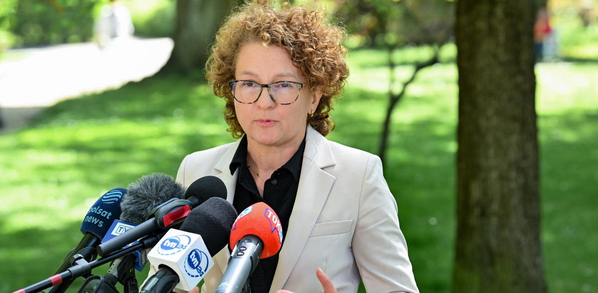 Magdalena Czarzyńska-Jachim podczas konferencji prasowej przed siedzibą Urzędu Miasta Sopotu (fot. PAP/Andrzej Jackowski)