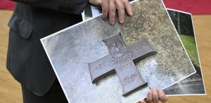 Materiały zaprezentowane podczas konferencji prasowej ministra spraw zagranicznych Radosława Sikorskiego. Na przedstawianym zdjęciu znajduje się Order Virtuti Militari (fot. PAP/Wiktor Dąbkowski)