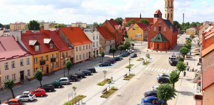 Strefa płatnego parkowania znalazłaby się na rynkach Kościuszki i Pułaskiego w Nowym Stawie (fot. Facebook/Burmistrz Miasta i Gminy Nowy Staw Jerzy Szałach)