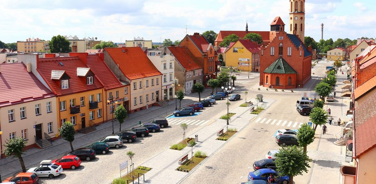 Strefa płatnego parkowania znalazłaby się na rynkach Kościuszki i Pułaskiego w Nowym Stawie (fot. Facebook/Burmistrz Miasta i Gminy Nowy Staw Jerzy Szałach)