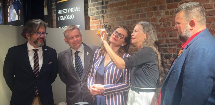 Prezydent Gdańska Aleksandra Dulkiewicz ogląda bursztyn, którego część poleci w kosmos wraz z polskim astronautą (fot. Radio Gdańsk/puch)