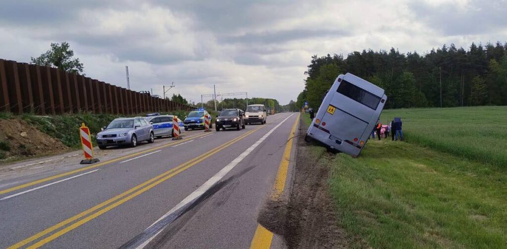 Autobus wiózł dzieci na wycieczkę szkolną