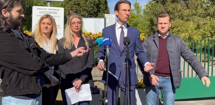 Konferencja prasowa posła Kacpra Płażyńskiego dotycząca opłat na gdańskich cmentarzach (fot. Facebook/Kacper Płażyński)