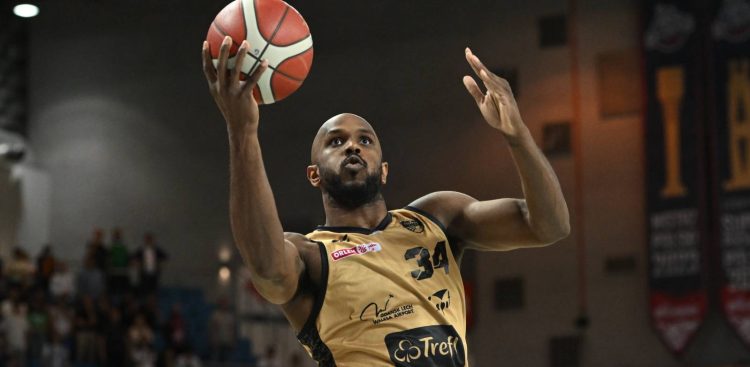 Zawodnik Trefla Sopot Darious Lee Moten podczas czwartego ćwierćfinałowego meczu Ekstraklasy koszykarzy z Kingiem Szczecin. Szczecin, 21.05.2025 r. (fot. PAP/Marcin Bielecki)