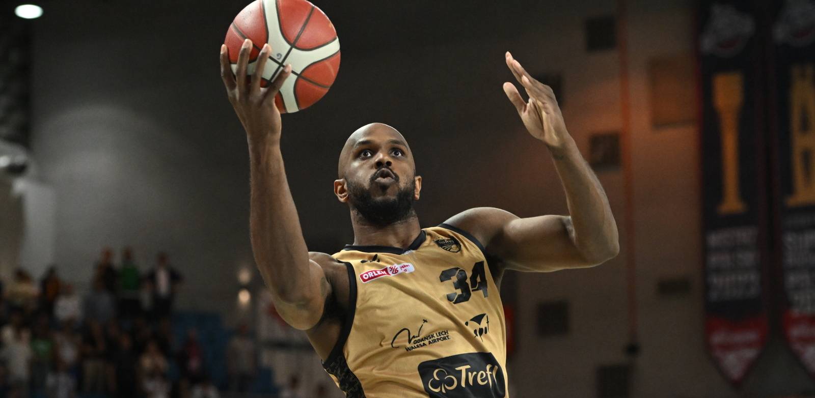 Zawodnik Trefla Sopot Darious Lee Moten podczas czwartego ćwierćfinałowego meczu Ekstraklasy koszykarzy z Kingiem Szczecin. Szczecin, 21.05.2025 r. (fot. PAP/Marcin Bielecki)