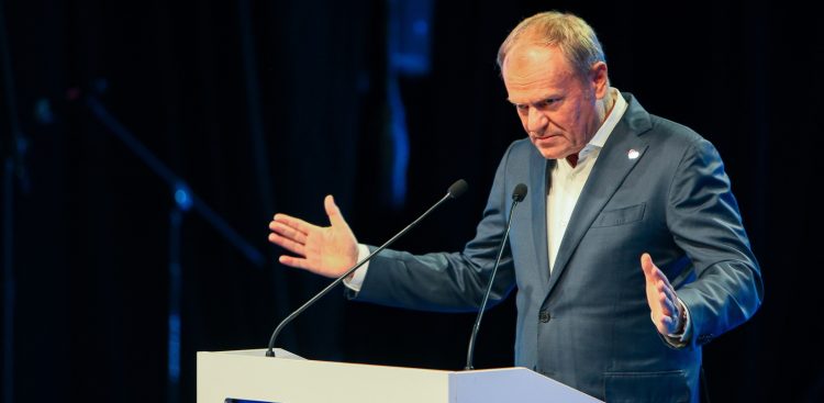 Szczecin, 15.05.2025. Przewodnictwo Polski w Radzie UE. Premier Donald Tusk przemawia podczas otwarcia XI Międzynarodowego Kongresu Morskiego w Teatrze Polskim w Szczecinie (Fot. PAP/Lech Muszyński)