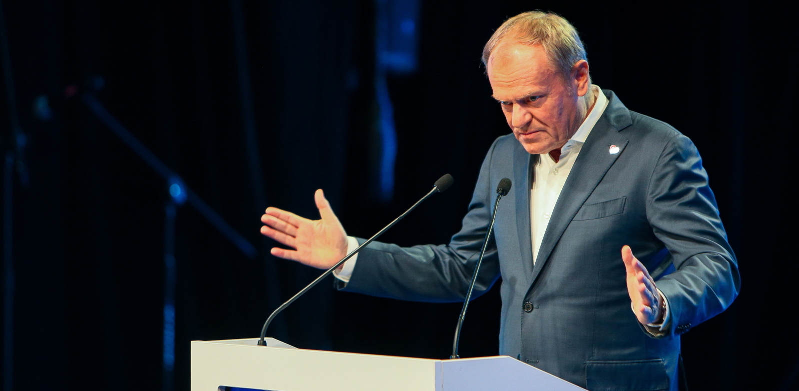 Szczecin, 15.05.2025. Przewodnictwo Polski w Radzie UE. Premier Donald Tusk przemawia podczas otwarcia XI Międzynarodowego Kongresu Morskiego w Teatrze Polskim w Szczecinie (Fot. PAP/Lech Muszyński)