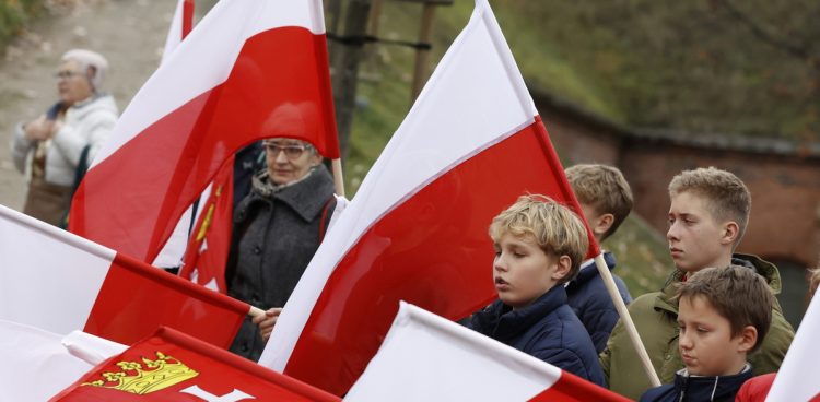 Rozdawanie flag na Górze Gradowej (fot. UM Gdańsk/Dominik Paszliński)