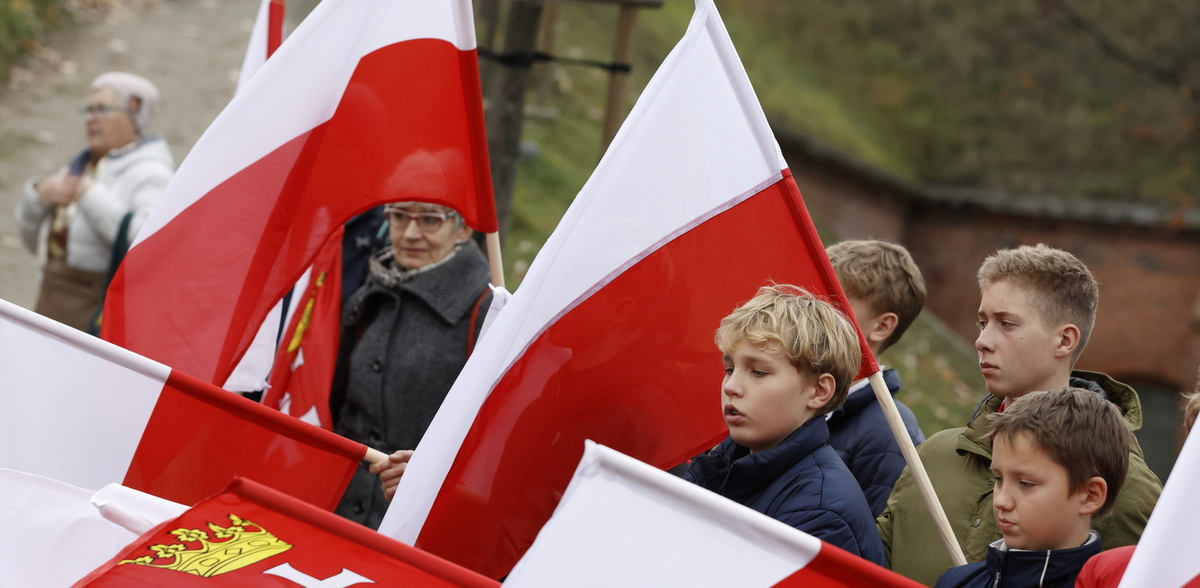 Rozdawanie flag na Górze Gradowej (fot. UM Gdańsk/Dominik Paszliński)