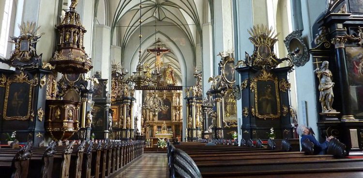 Wnętrze Bazyliki św. Mikołaja (fot. Wikimedia Commons/Stanislaw Kosiedowski)