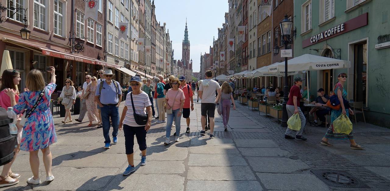 Turyści spacerują po gdańskim Starym Mieście - najstarszej części Śródmieścia (fot. pixabay.com)