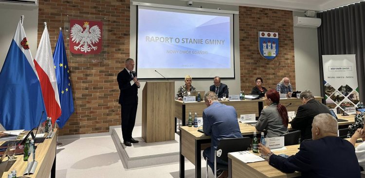 Burmistrz Jacek Michalski przedstawia Raport o stanie gminy Nowy Dwór Gdański - 29.05.2025 r. (fot. gmina Nowy Dwór Gdański)