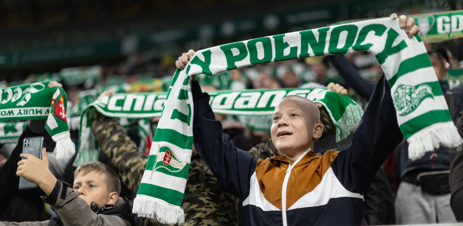 Kibice Lechii Gdańsk. Mecz z Legią Warszawa - 18.11.2024 r. (fot. Krzysztof Mystkowski / KFP)