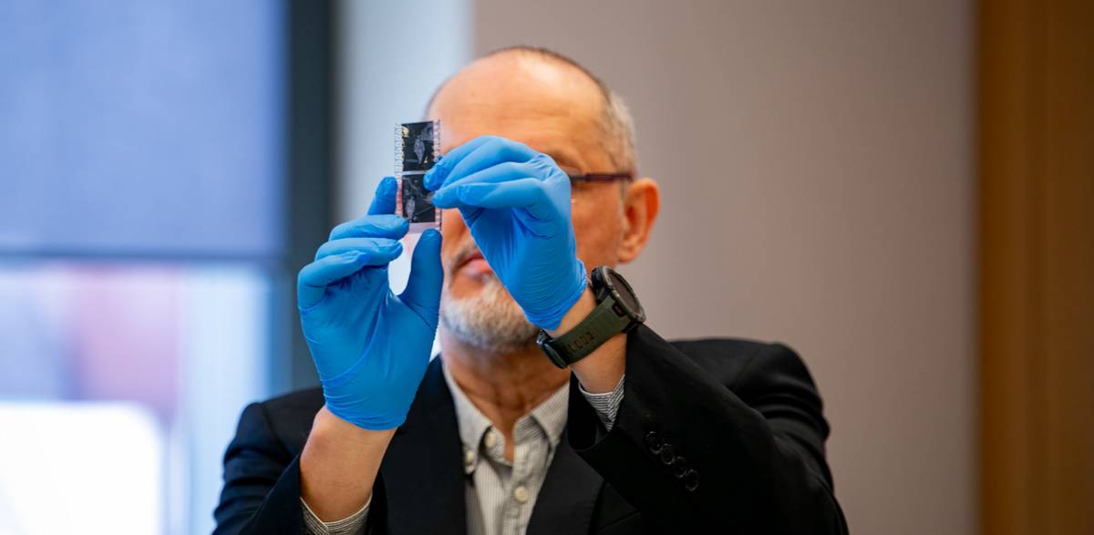 Kolekcja negatywów rotmistrza Jana Romanowskiego trafiła do Muzeum II Wojny Światowej w Gdańsku (fot. Michalina Kurdelska/MIIWŚ)