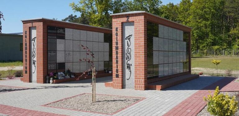 Kolumbarium wyposażone jest w 80 nisz grobowych