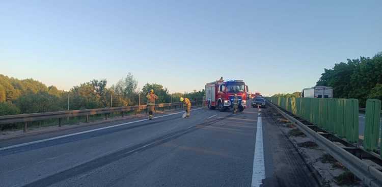 Na obwodnicy Trójmiasta przewrócił się kontener przewożony przez ciężarówkę - 20.05.2025 r. (KP PSP w Pruszczu Gdańskim)