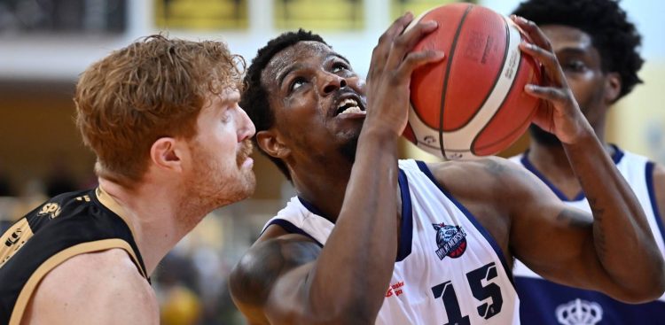 Koszykarz Trefla Sopot Geoffrey Groselle (L) i Isaiah Whitehead (P) z Kinga Szczecin podczas drugiego meczu ćwierćfinałowego Ekstraklasy. Sopot, 16.05.2025 r. (fot. PAP/Marcin Gadomski)