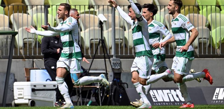 Zawodnik Lechii Gdańsk Bohdan Viunnyk (L) cieszy się z bramki zdobytej podczas meczu 32. kolejki piłkarksiej Ekstraklasy z Koroną Kielce, 11 bm.  Gdańsk, 11.05.2025 r. (fot. PAP/Marcin Gadomski)