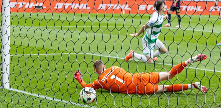 Bramkarz Lechii Gdańsk Szymon Weirauch (przód) podczas meczu piłkarskiej Ekstraklasy z Pogonią Szczecin. Szczecin, 17.05.2025 r. (fot. PAP/Jerzy Muszyński)