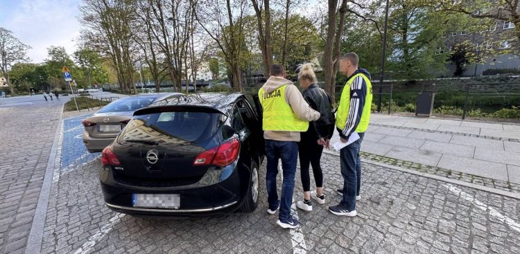 Słupscy policjanci konwojują matkę podejrzaną o spowodowanie śmierci dziecka (fot. Radio Gdańsk/Aleksander Radomski)