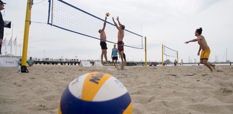 Mecz siatkówki na plaży w Sopocie (fot. Wojciech Strozyk / KFP)
