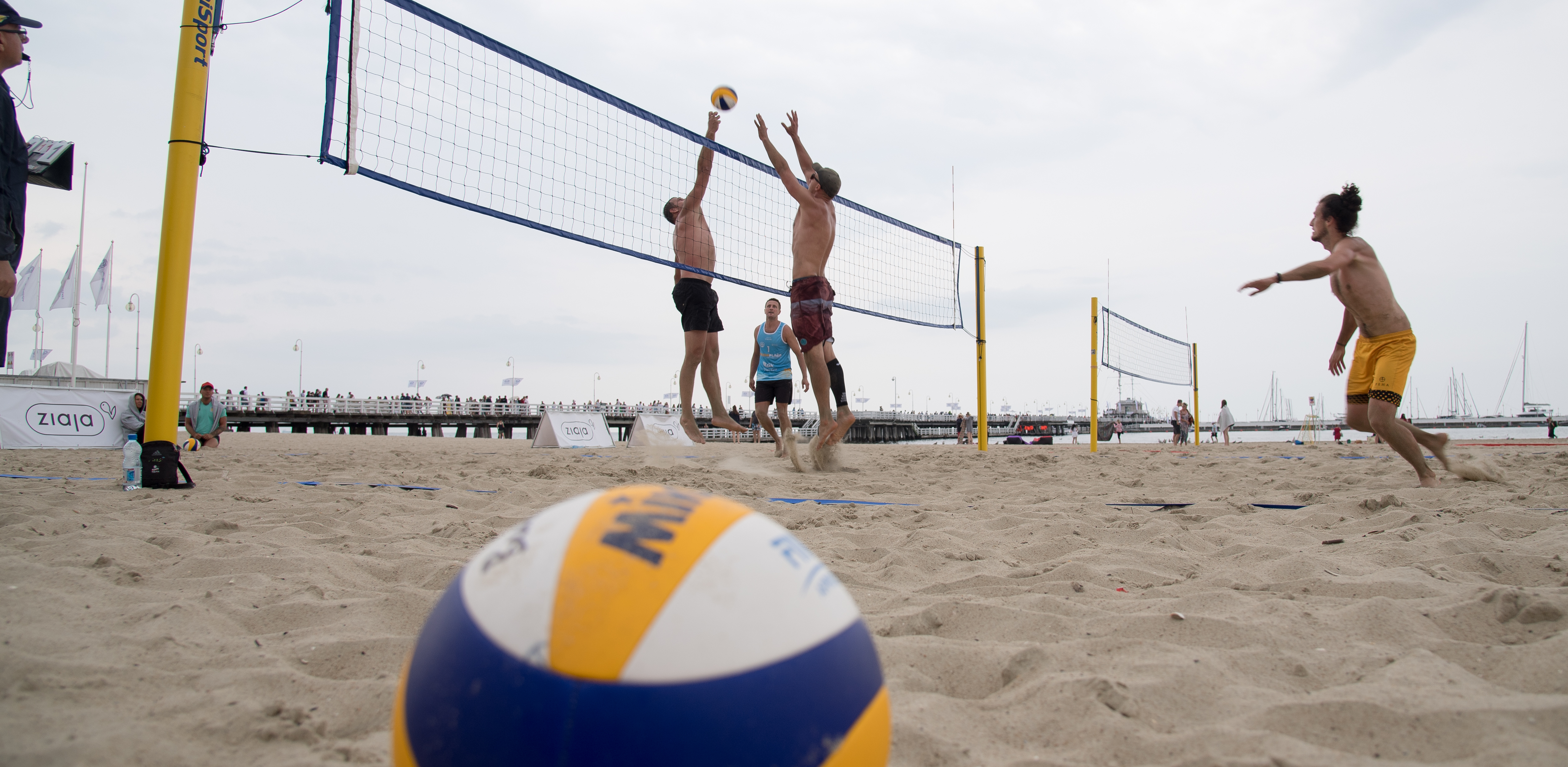 Mecz siatkówki na plaży w Sopocie (fot. Wojciech Strozyk / KFP)