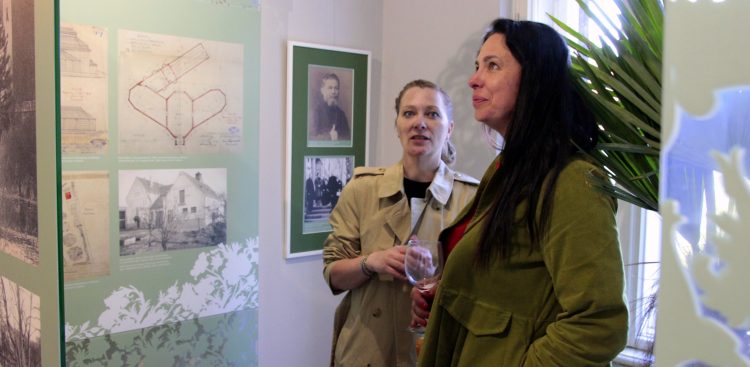 Karolina Babicz-Kaczmarek i Katarzyna Bellingham w Muzeum Sopotu (fot. Radio Gdańsk/Włodzimierz Raszkiewicz)