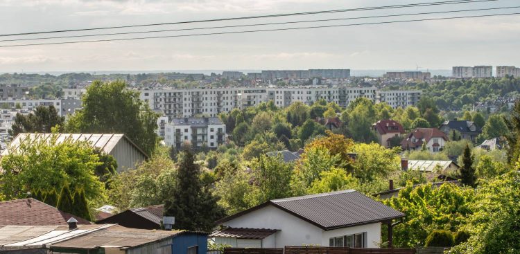 Gdańsk Piecki-Migowo, okolica skrzyżowania ulic: al. Pawła Adamowicza i Wołkowyska. Widok na ogródki działkowe i osiedle Morena - 2020 r. (fot. Anna Rezulak / KFP)