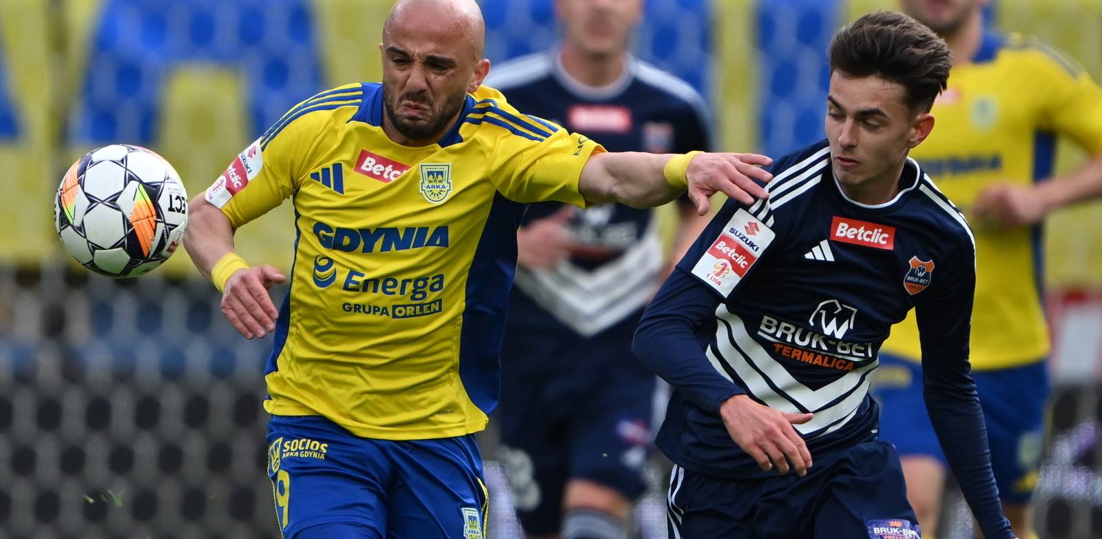 Piłkarz Arki Gdynia Tornike Gaprindaszwili (L) i Igor Strzałek (P) z Bruk-Bet Termalica Nieciecza podczas meczu 1. ligi. Gdynia, 04.05.2025 r. (fot. PAP/Adam Warżawa)