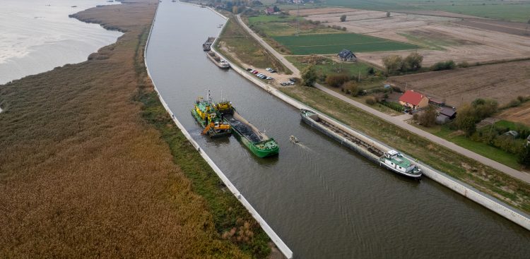 Pogłębianie toru wodnego do portu Elbląg między Ujściem a Nowakowem, zdjęcie archiwalne (fot. Paweł Marcinko / KFP)