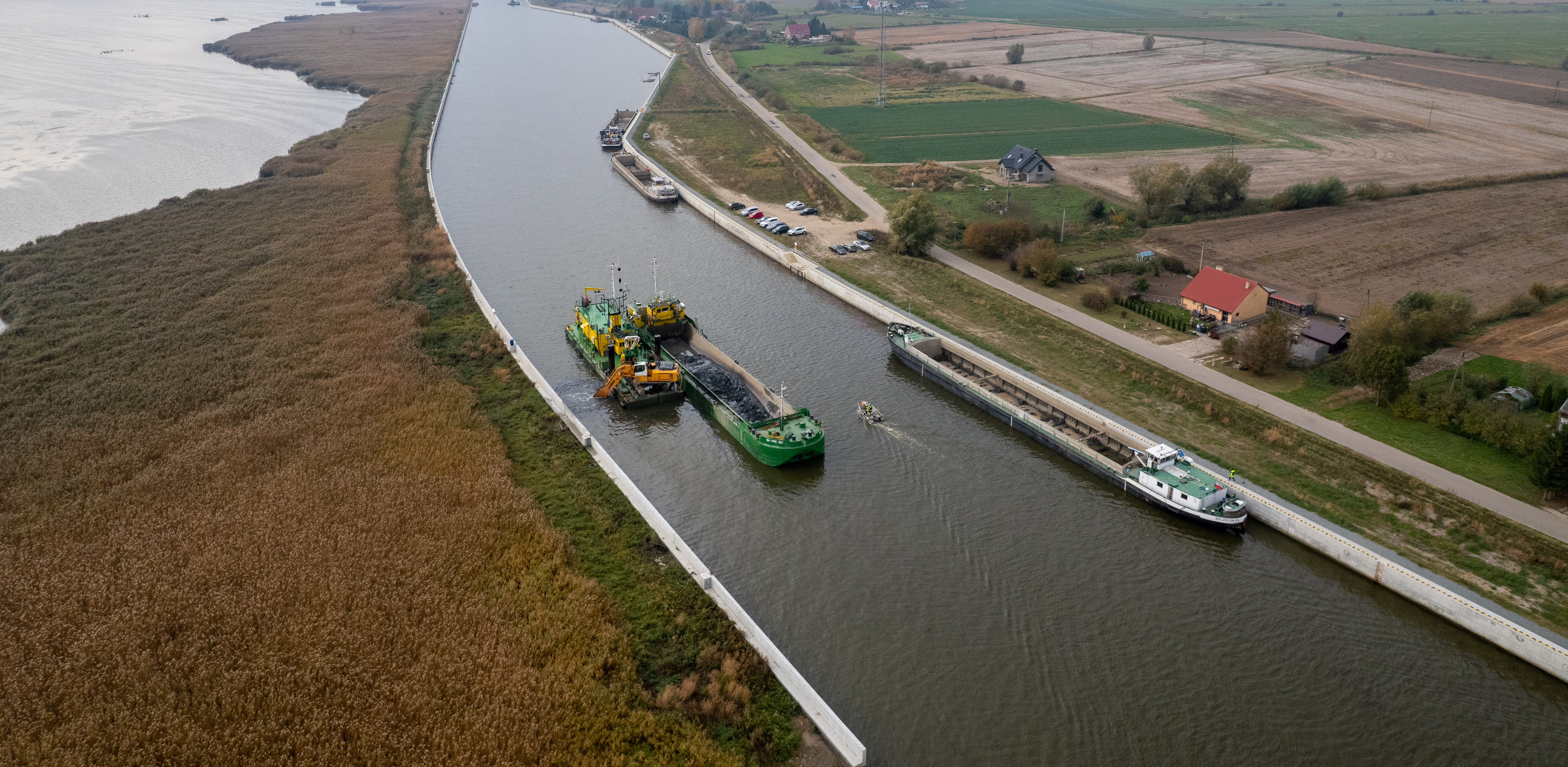 Pogłębianie toru wodnego do portu Elbląg między Ujściem a Nowakowem, zdjęcie archiwalne (fot. Paweł Marcinko / KFP)