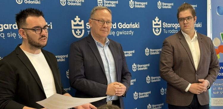Marcin Karwowski ze Stowarzyszenia Pozytywni, Prezydent Miasta Janusz Stankowiak i Marcel Dymerski, Przewodniczący Młodzieżowej Rady Miasta (fot. UM Starogard Gdański)