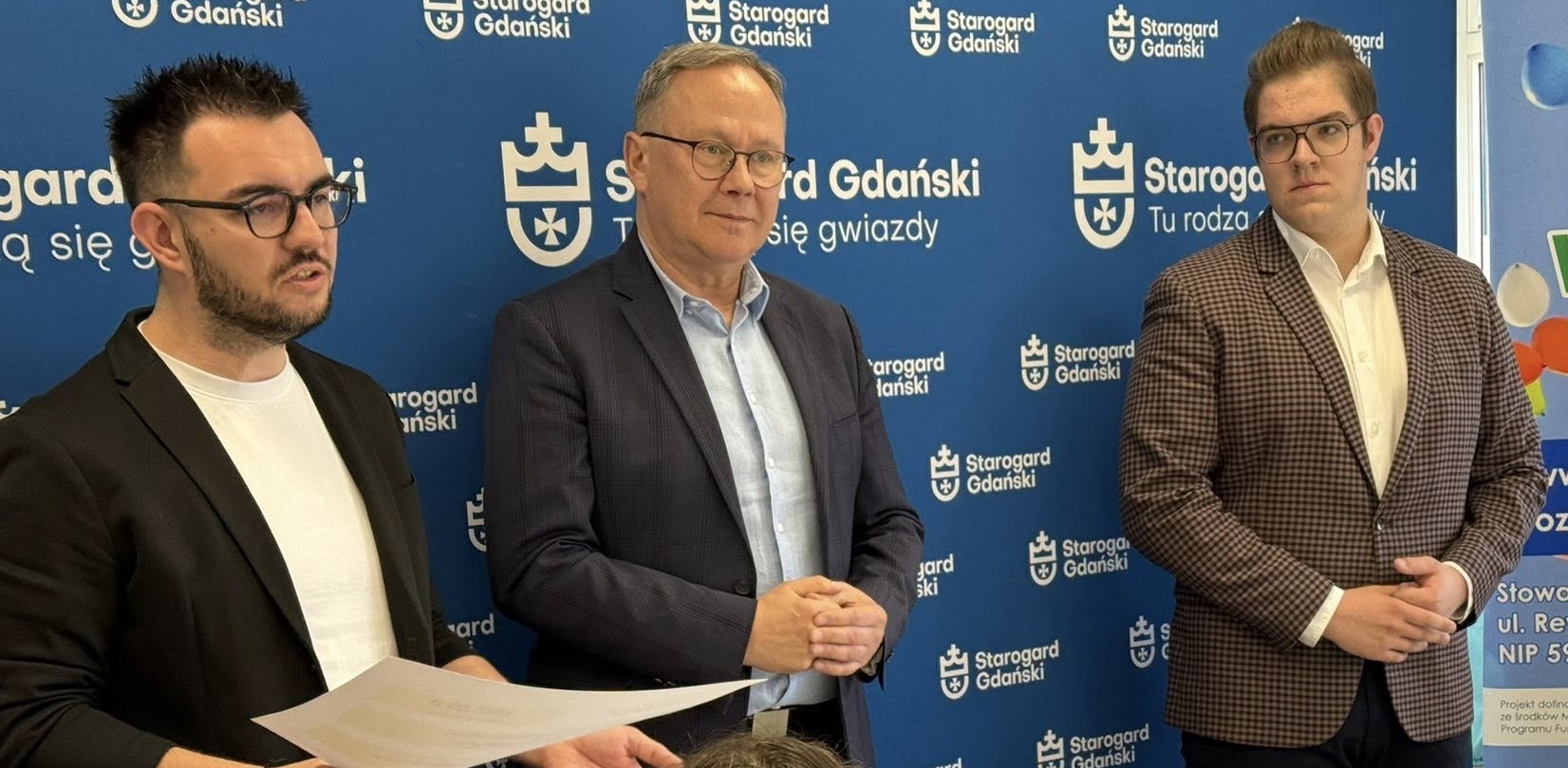 Marcin Karwowski ze Stowarzyszenia Pozytywni, Prezydent Miasta Janusz Stankowiak i Marcel Dymerski, Przewodniczący Młodzieżowej Rady Miasta (fot. UM Starogard Gdański)