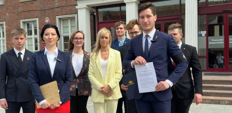 Środowiska prawicowe zapowiadają "Marsz przeciwko migracji" w Gdańsku. W centrum Tomasz Chlasta, prezes koła Młodzieży Wszechpolskiej w Gdańsku (fot. Radio Gdańsk/Oskar Bąk)