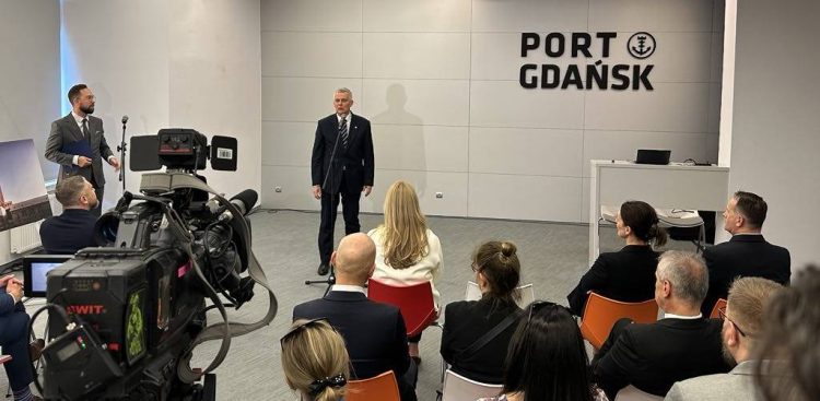 Tomasz Siemoniak w Porcie Gdańsk zapowiada stworzenie Zintegrowanego Punktu Kontroli Granicznej (fot. Radio Gdańsk/Filip Jędruch)