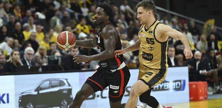 Sopot, 28.05.2025. Zawodnik Trefla Sopot Jakub Schenk (P) i Courtney Ramey (L) z PGE Startu Lublin podczas pierwszego meczu półfinałowego Ekstraklasy koszykarzy, (Fot. PAP/Adam Warżawa)