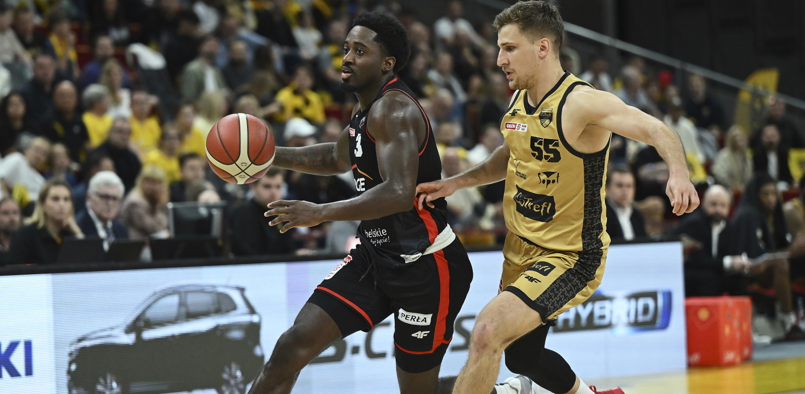 Sopot, 28.05.2025. Zawodnik Trefla Sopot Jakub Schenk (P) i Courtney Ramey (L) z PGE Startu Lublin podczas pierwszego meczu półfinałowego Ekstraklasy koszykarzy, (Fot. PAP/Adam Warżawa)