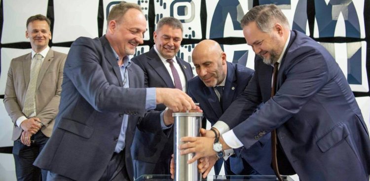 Uroczystość wmurowania kapsuły czasu pod budowę Centrum Elektroniki Militarnej (CEM) w Gdyni (fot. Ministerstwo Aktywów Państwowych)