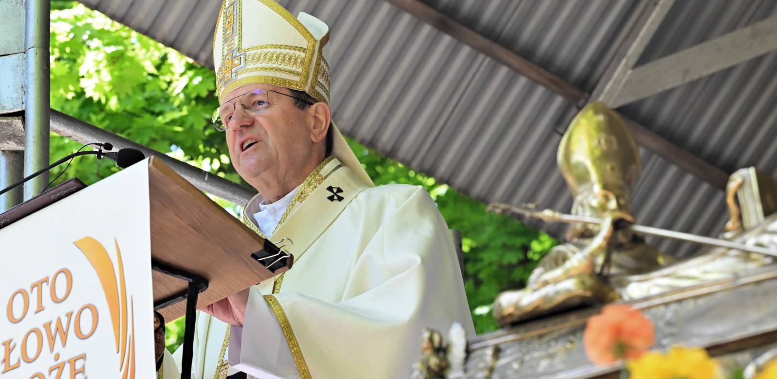 Metropolita gdański abp Tadeusz Wojda podczas uroczystej mszy świętej na Wzgórzu św. Wojciecha w Gdańsku, 11.05.2025 r. (fot. PAP/Andrzej Jackowski)