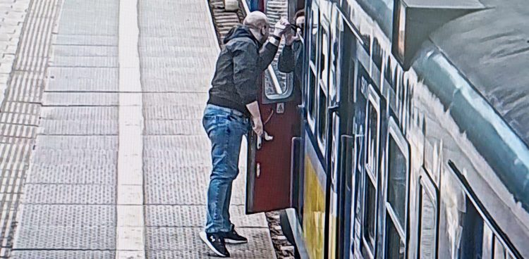 Zajście zostało zarejestrowane przez monitoring (fot. SKM Trójmiasto)