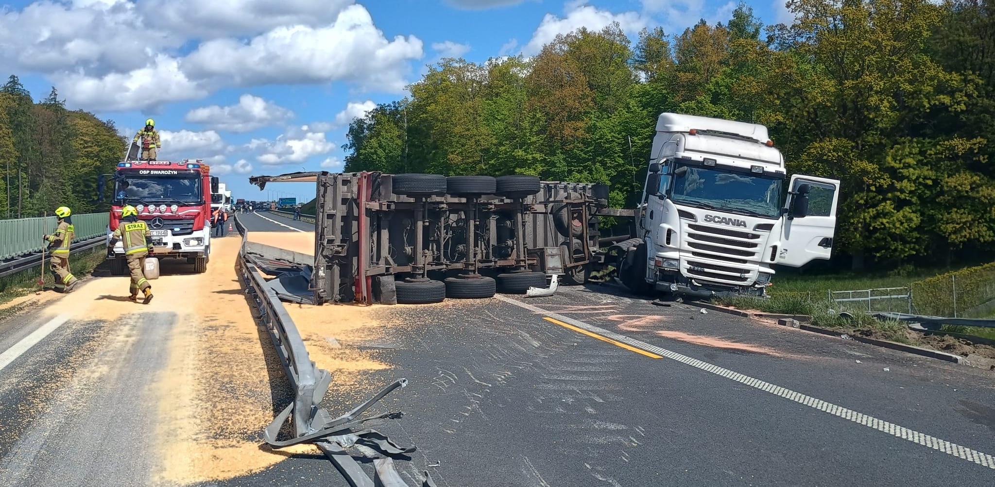 Między węzłami Pelplin a Swarożyn przewróciła się ciężarówka z kukurydzą (Fot. KM PSP Gdańsk)