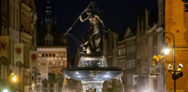 Podświetlona Fontanna Neptuna na Długim Targu (fot. mat. prasowe UM Gdańsk/Gdansk.pl/Piotr Wittman)